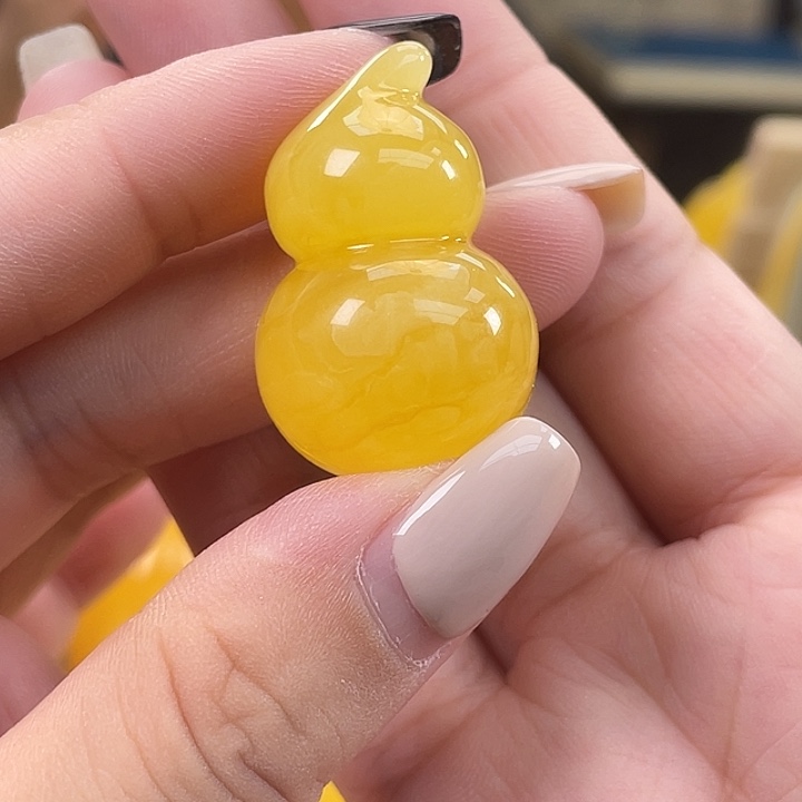 柳****琥珀未镶嵌珠宝奇石h5
