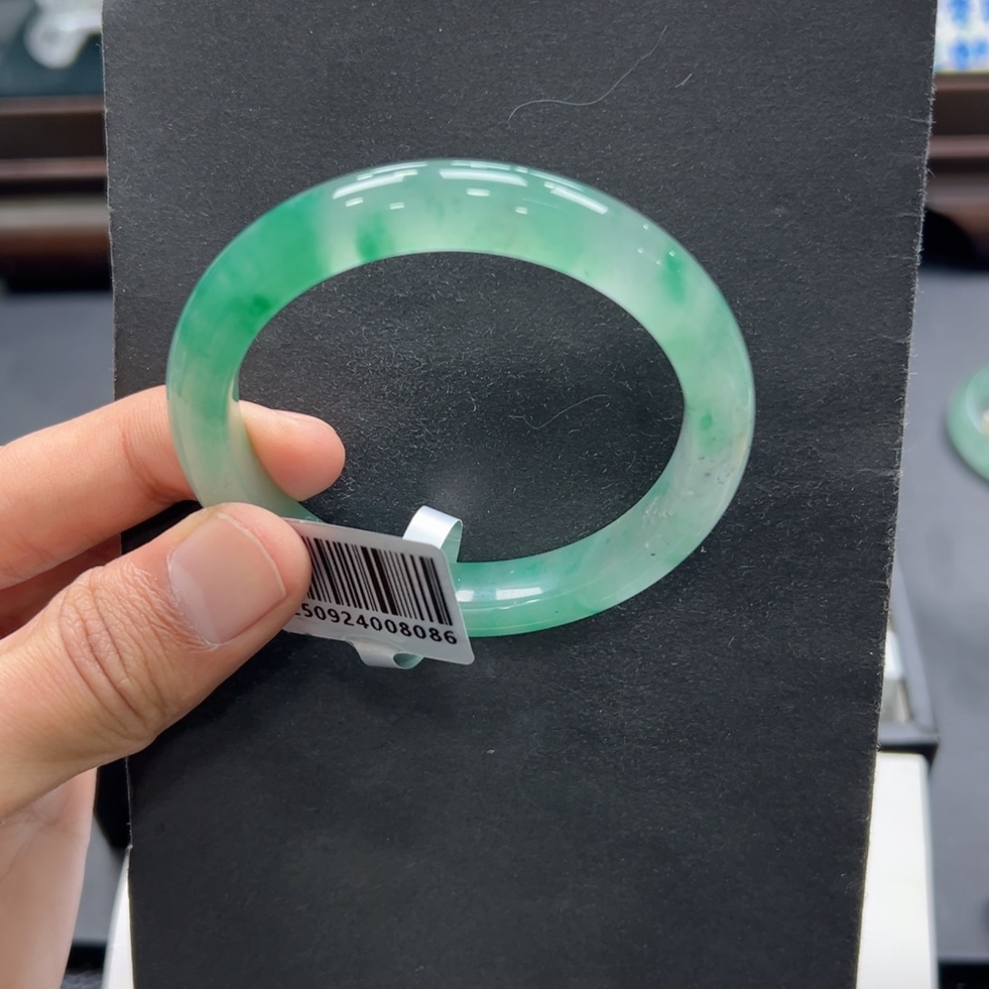 恋***曲石英质玉（非洲翠）未镶嵌手镯