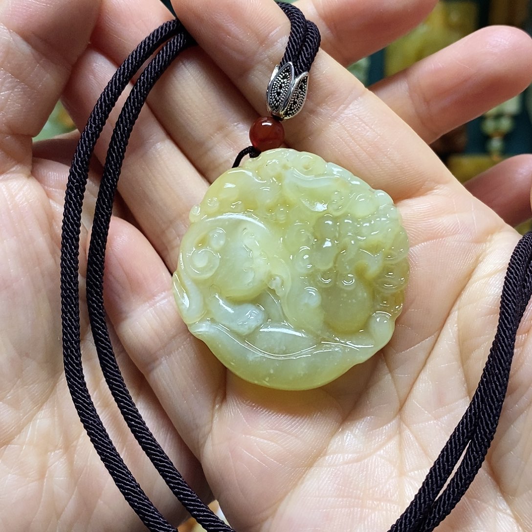 岫玉未镶嵌吊坠(赠链)