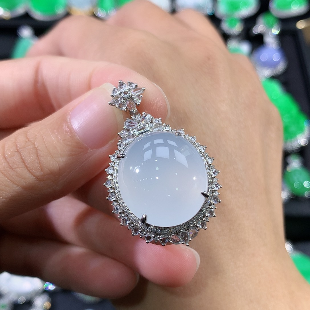 翡翠18K金镶嵌颈饰