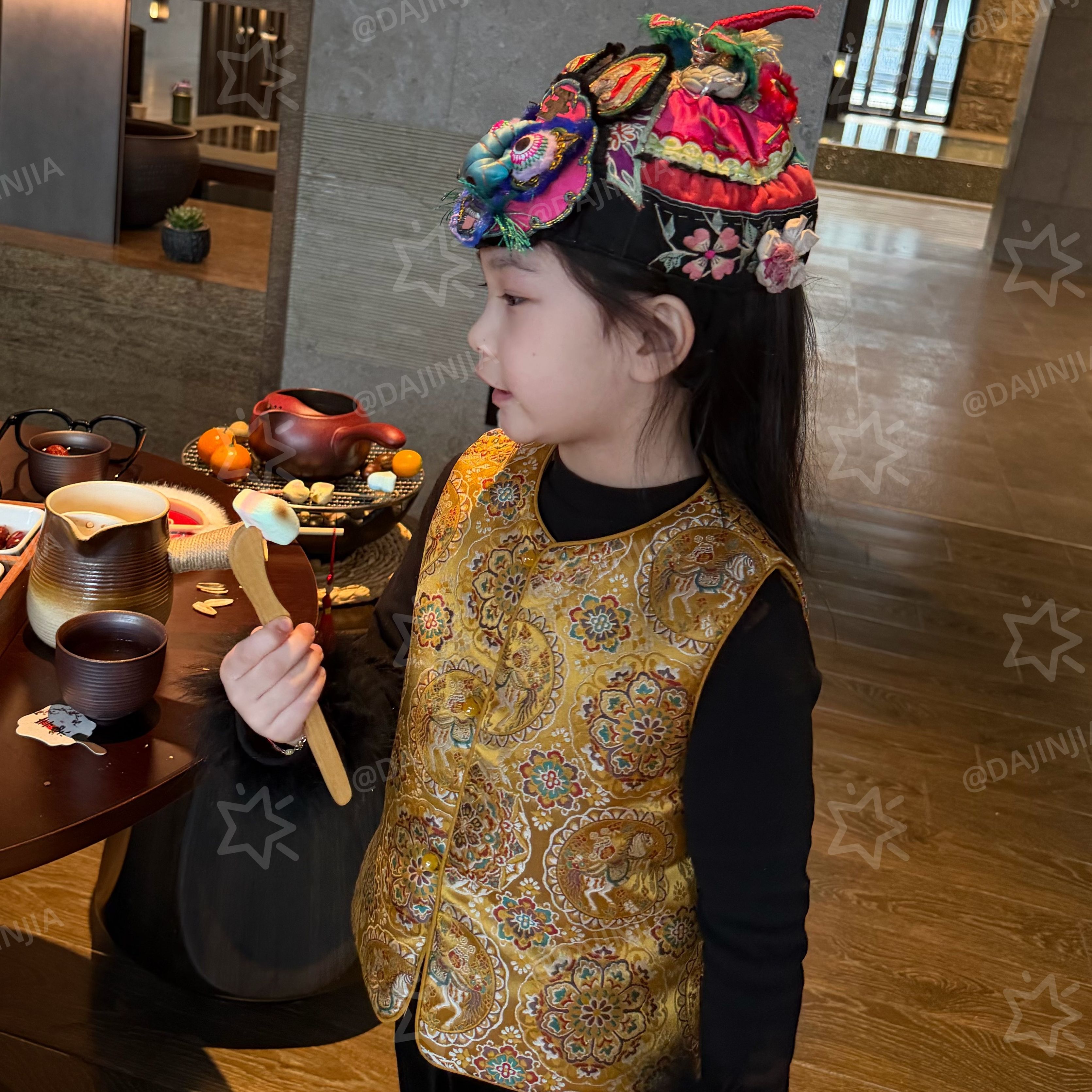 大金定制新中式国风珺璟如晔男女童刺绣汉服唐装拜年服金色马甲