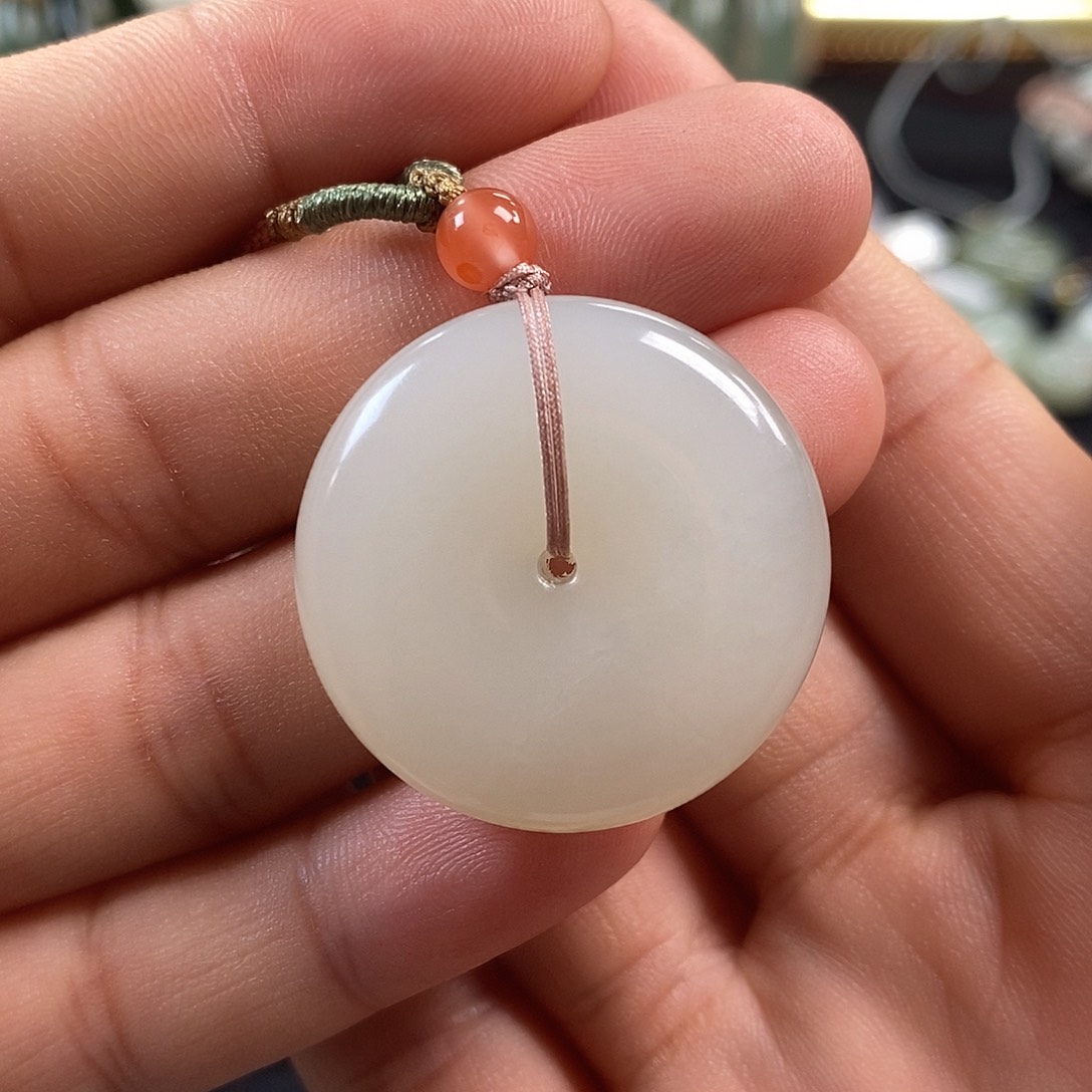 我***谁和田玉未镶嵌颈饰