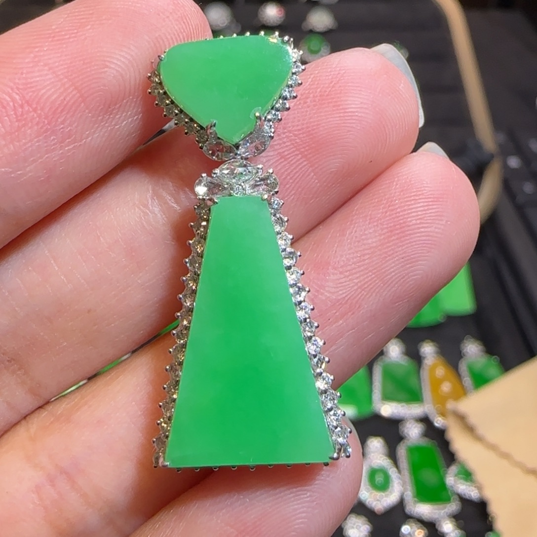 翡翠18K金镶嵌颈饰吊坠