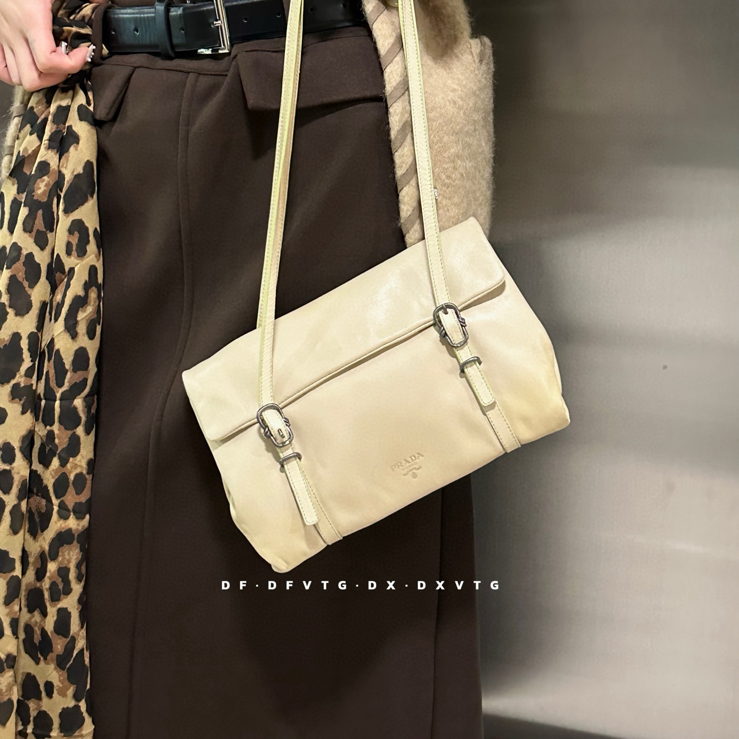 95新 Prada/普拉达 prada 奶茶色单肩包