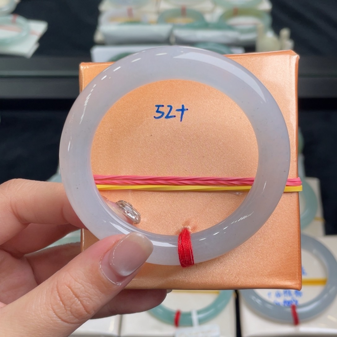 翡翠手镯未镶嵌翡翠