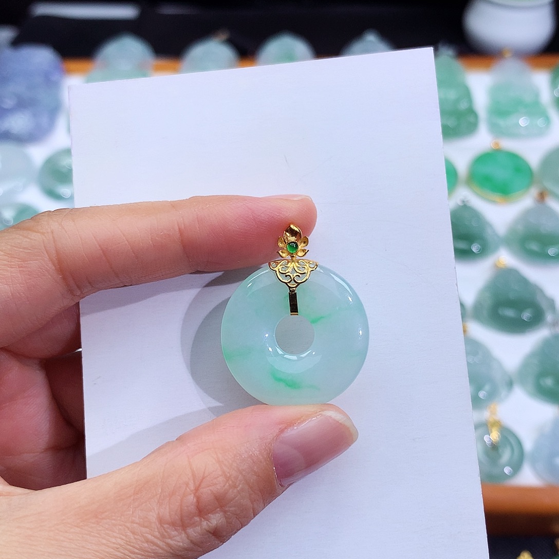 翡翠18K金镶嵌颈饰翡翠吊坠