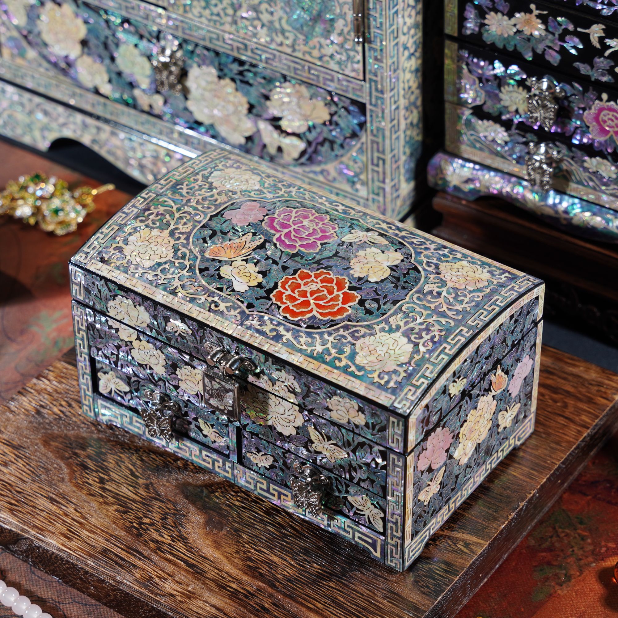 刺绣蝶戏牡丹螺钿漆器首饰盒实木结婚礼物新婚陪嫁礼品收纳摆件