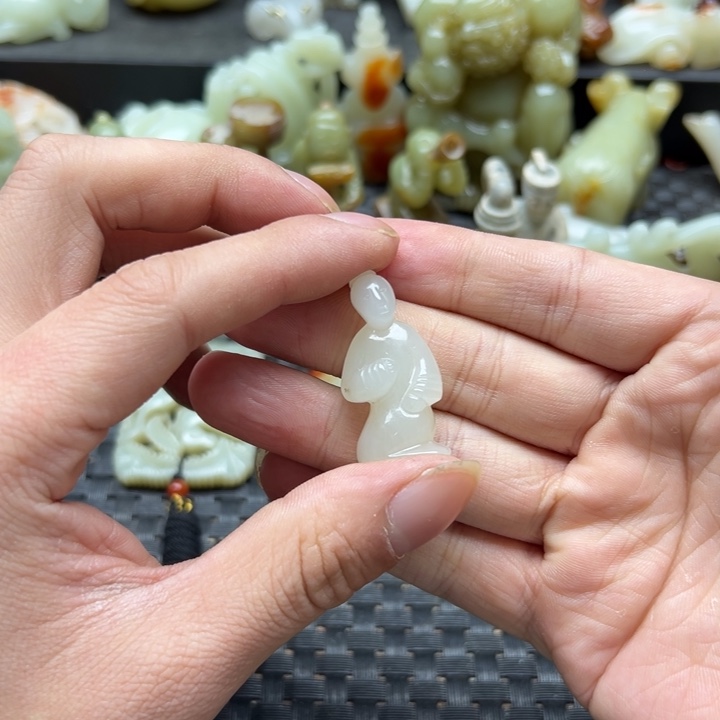 颈饰未镶嵌和田玉（糖玉）