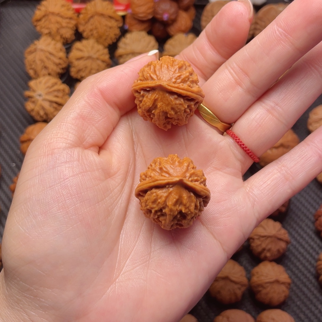 文玩核桃把件红珊瑚