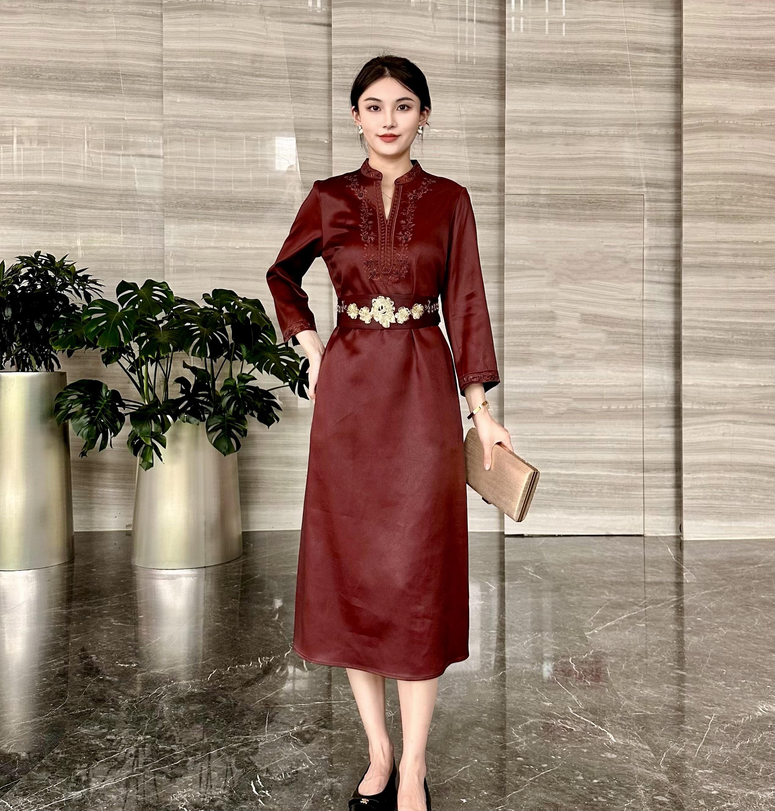 FSSIA星苒｜重缎红云纱60姆米紫檀老料刺绣立领长款连衣裙袍子5016