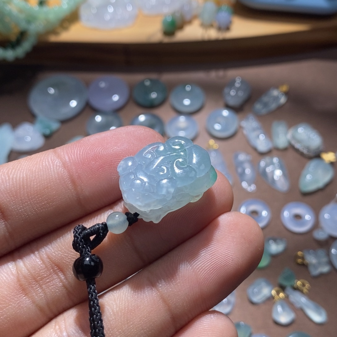 翡翠未镶嵌手链绿底貔貅