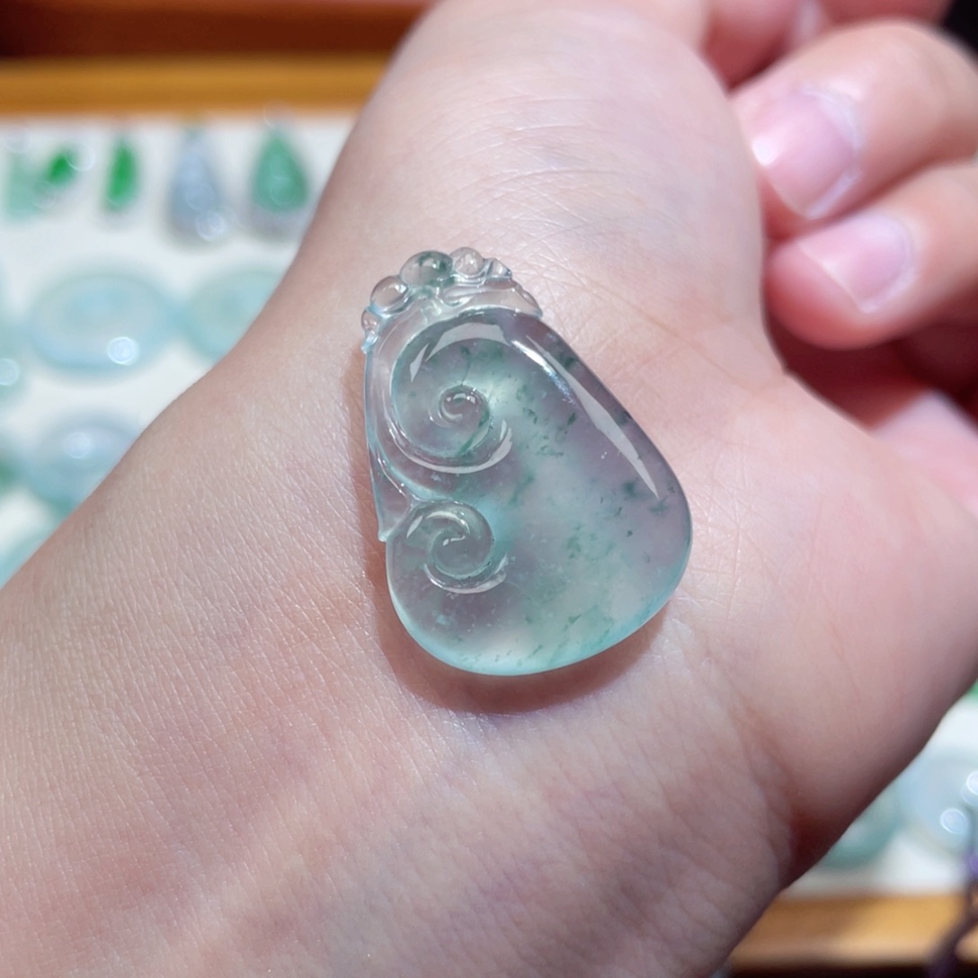 翡翠未镶嵌颈饰如意