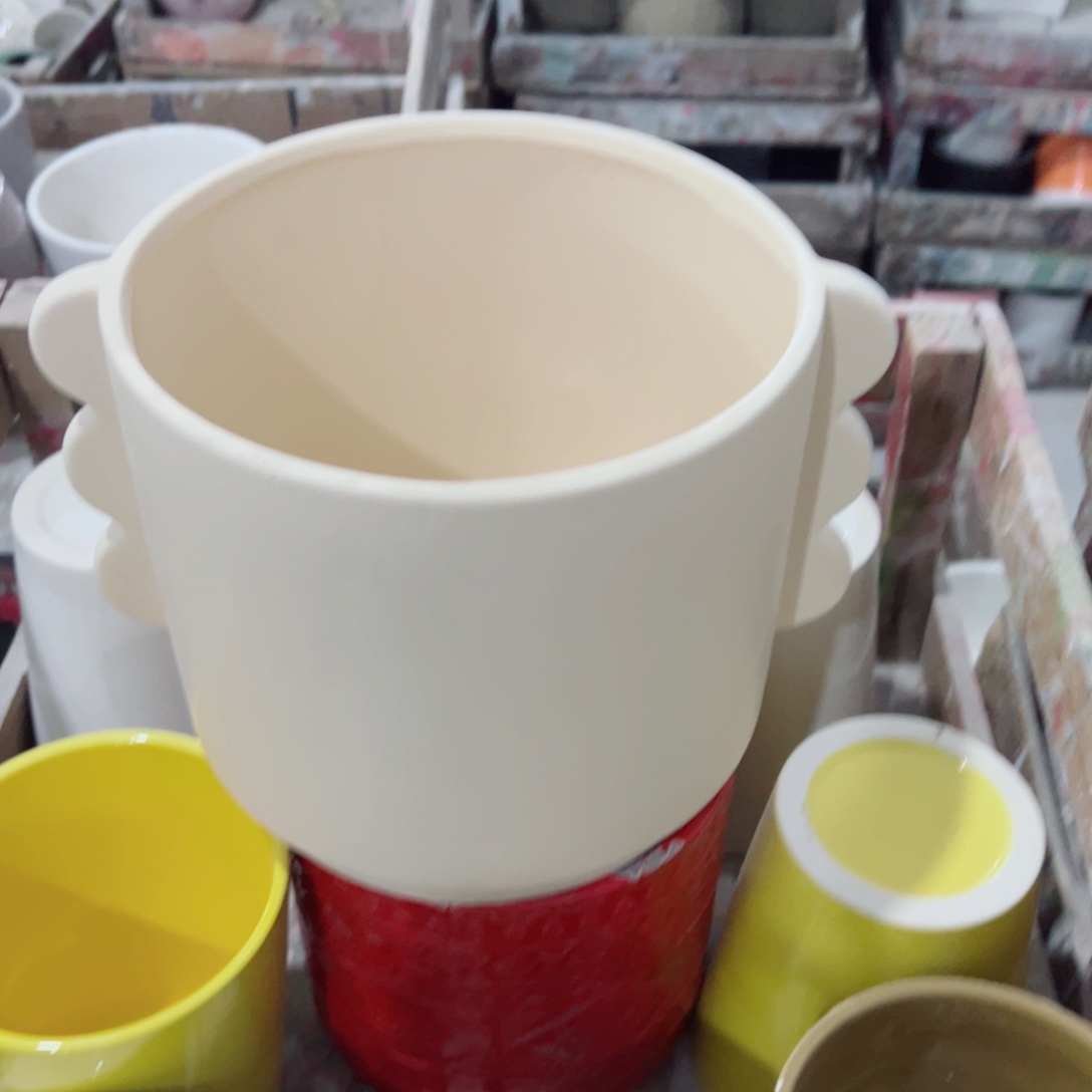 有孔，陶瓷花盆满10米包邮发货。微瑕介意慎拍