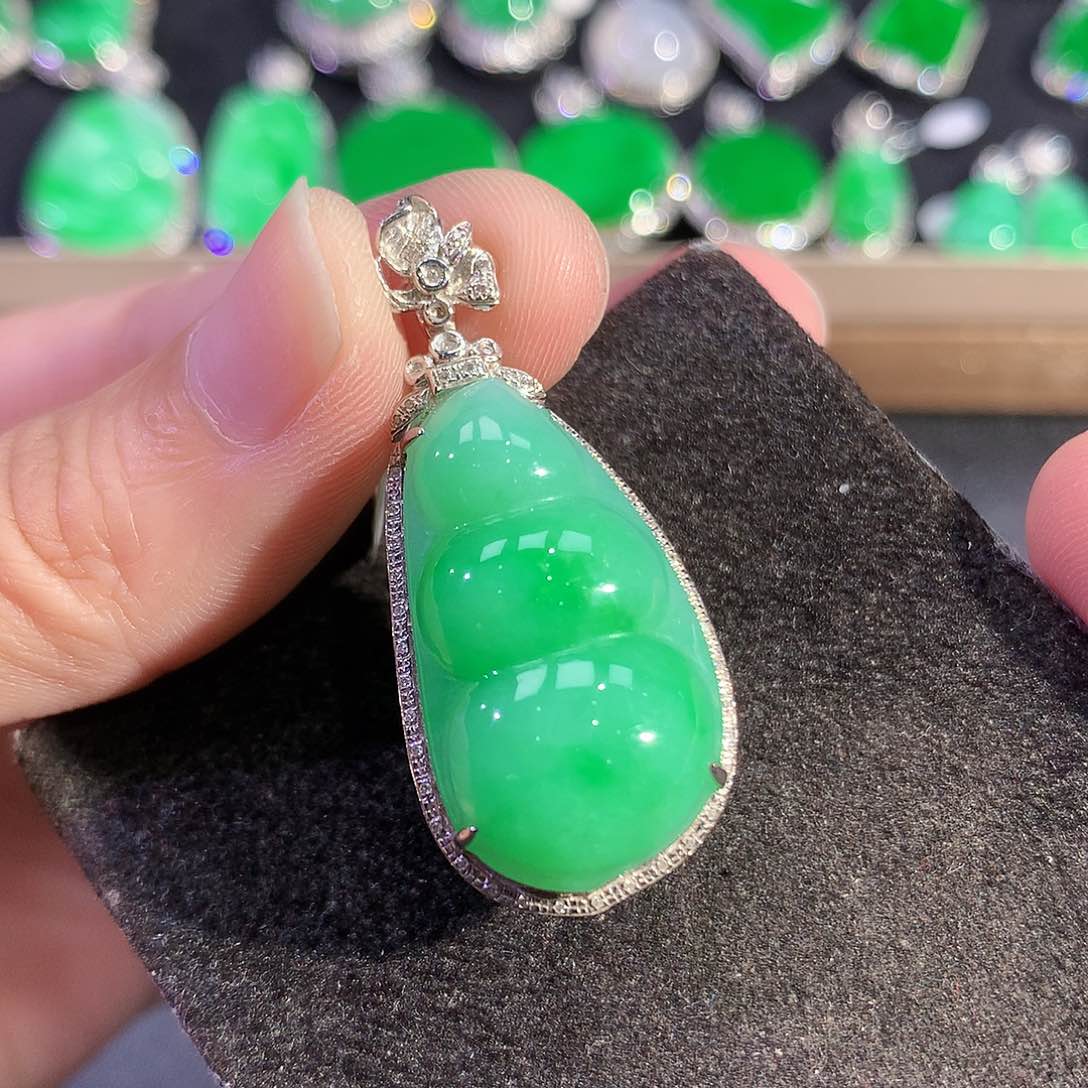 翡翠18K金镶嵌吊坠(赠链)