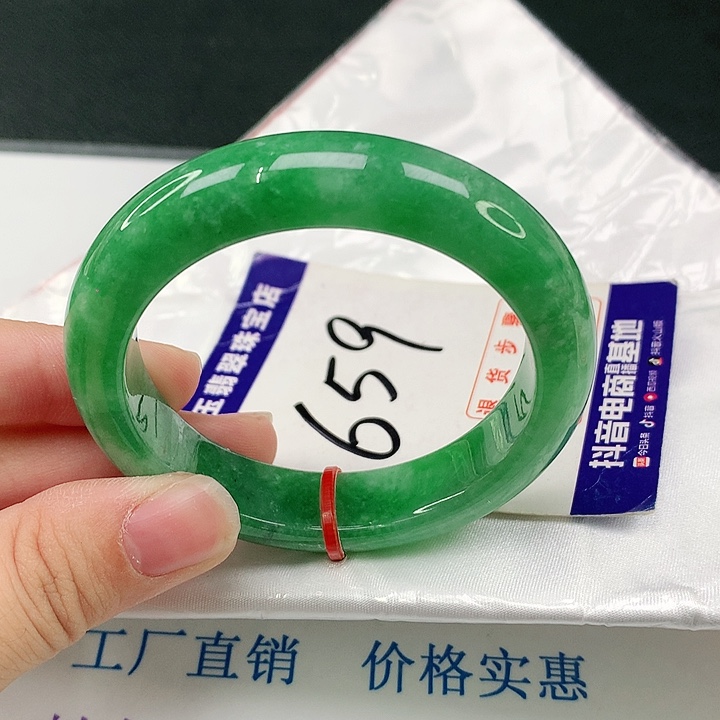 翡翠手镯未镶嵌心***?翡翠