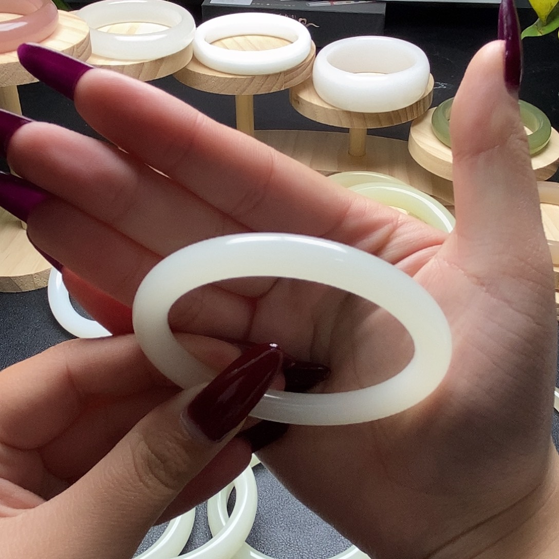 悠***。53+圈口细圆条暖白手镯