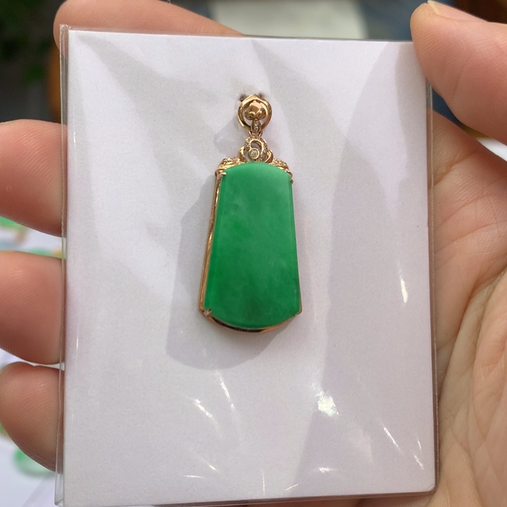 翡翠颈饰18K金镶嵌翡翠吊坠