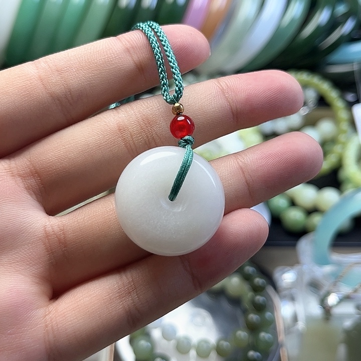 颈饰未镶嵌石英质玉