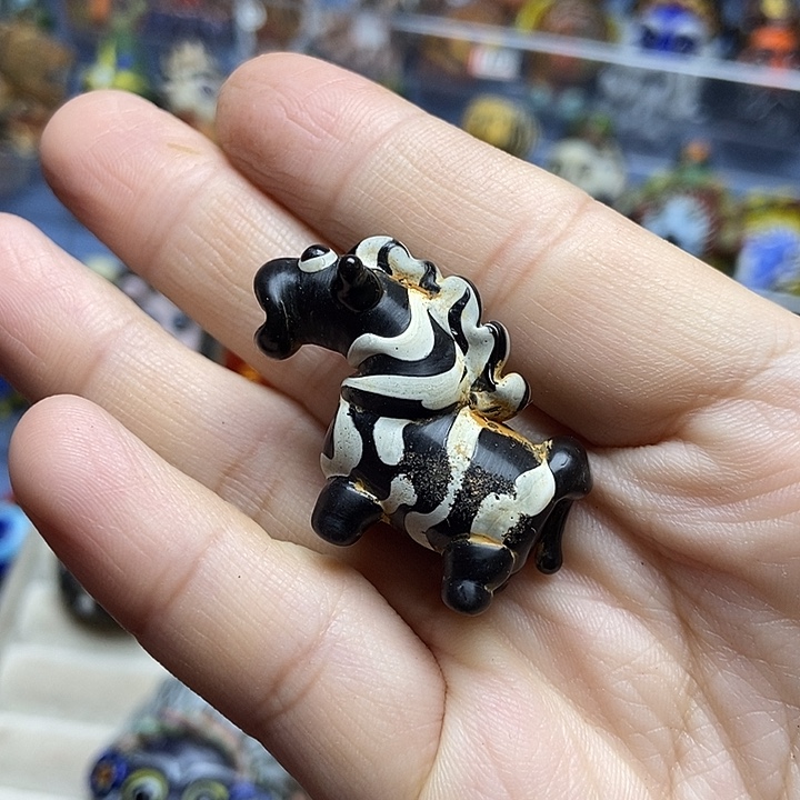 颈饰琉璃小斑马一个