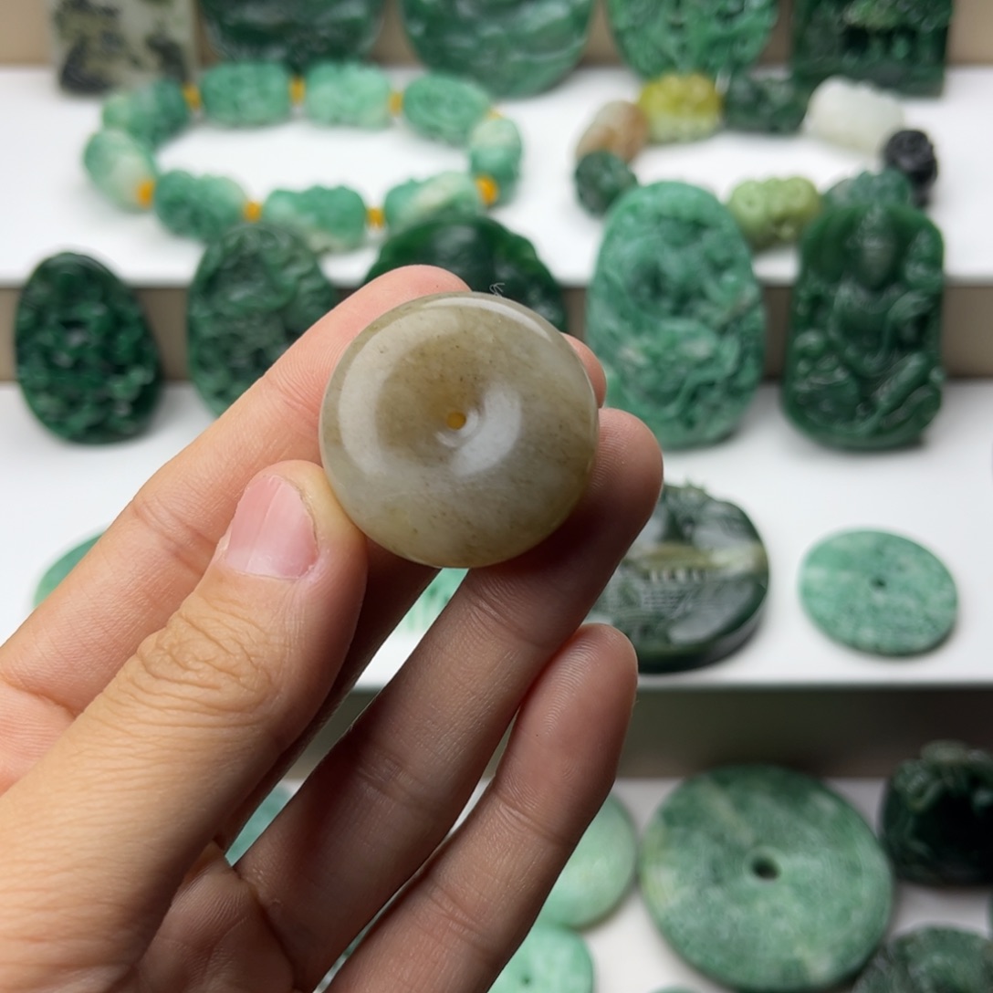 独山玉未镶嵌瑕疵挂件