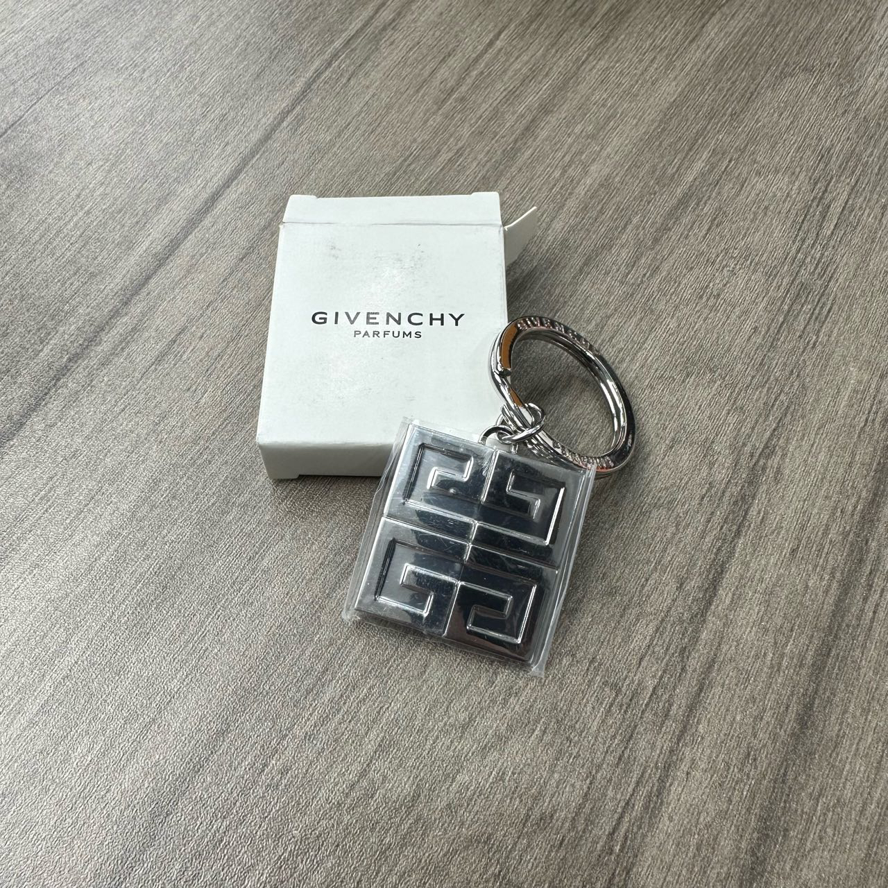 全新未使用 Givenchy/纪梵希 钥匙扣 双面Logo