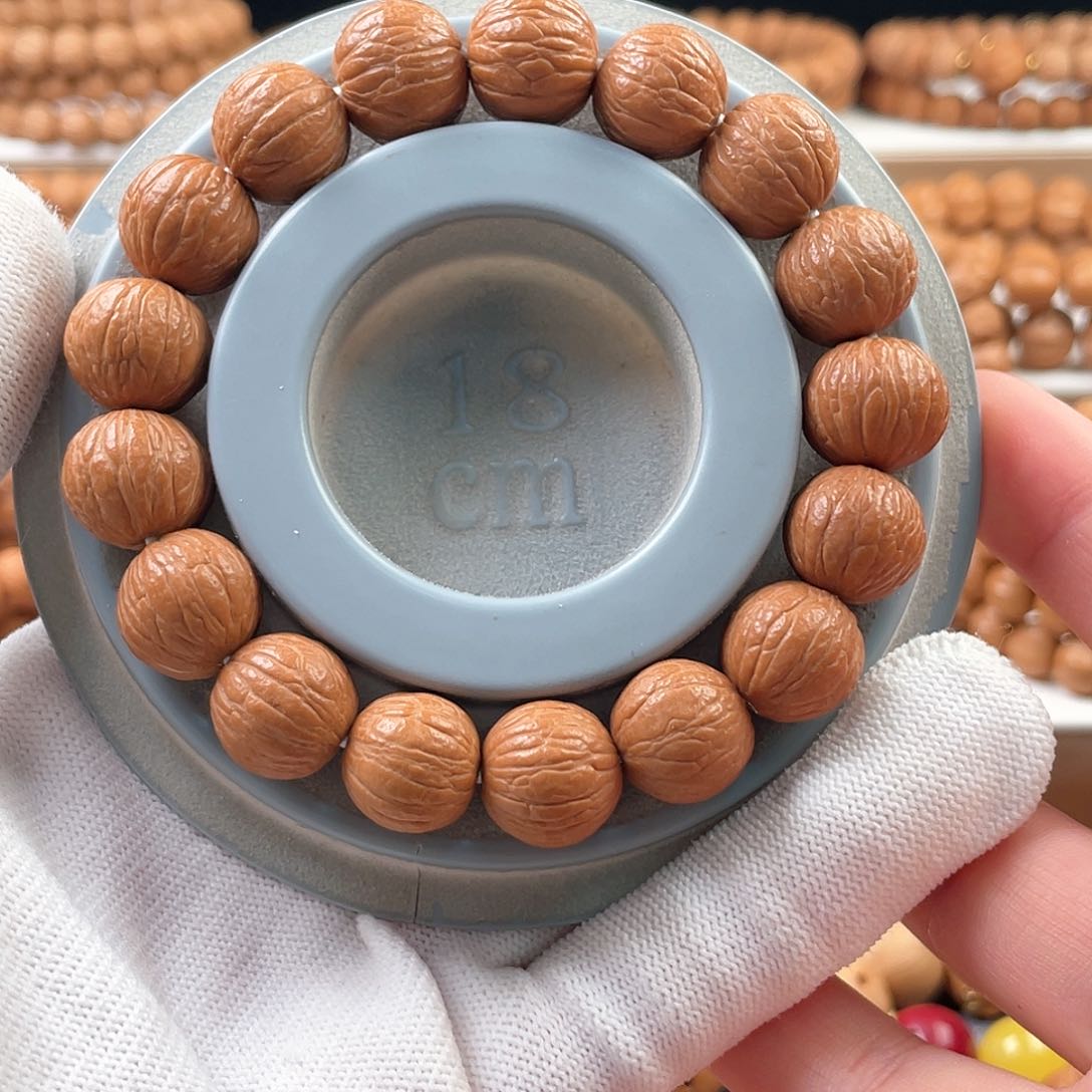 猴头核桃手串。凤羽