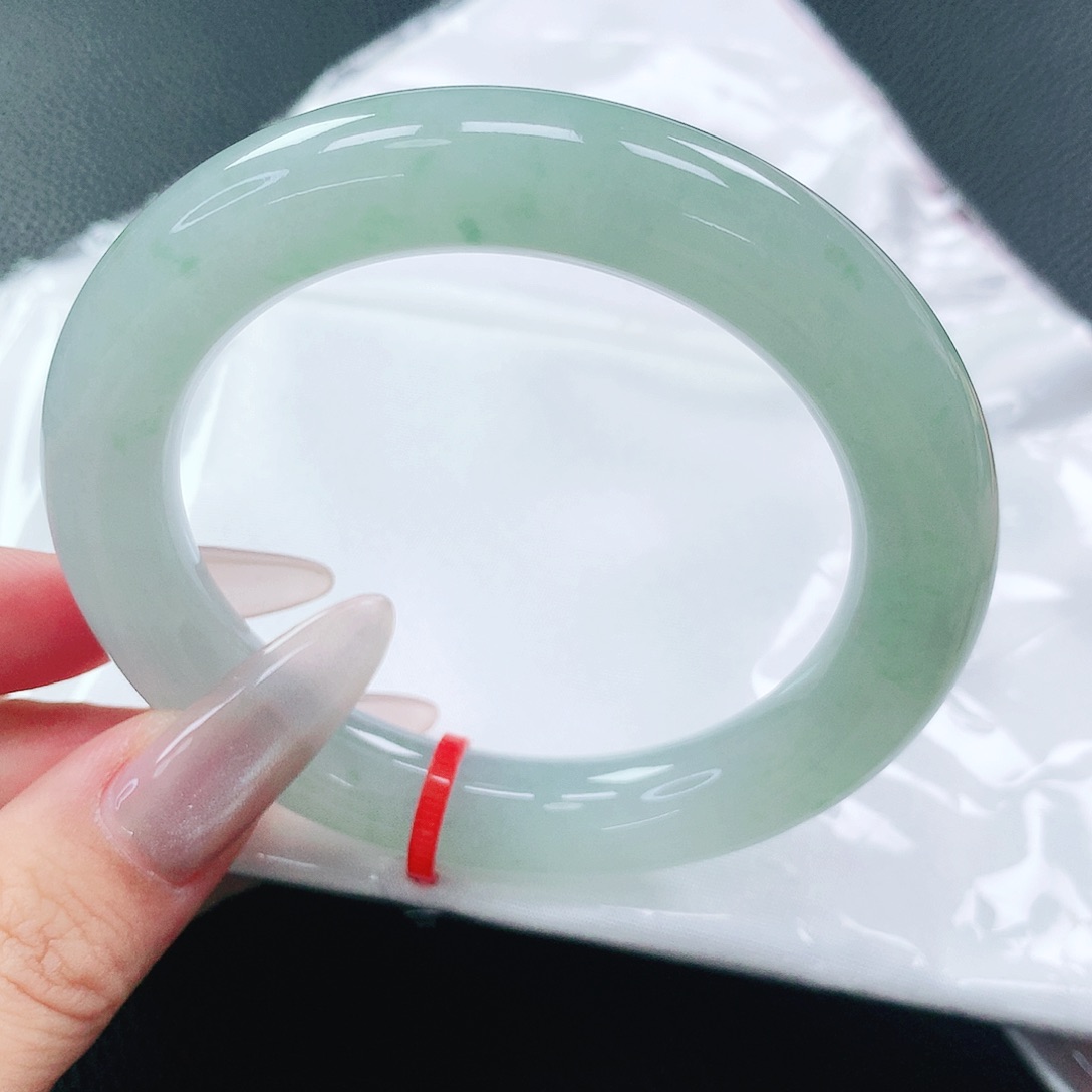 翡翠手镯未镶嵌54圈