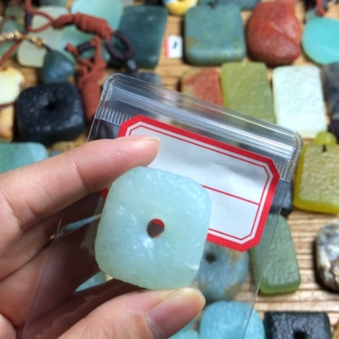 蛇纹石玉颈饰合金微****天