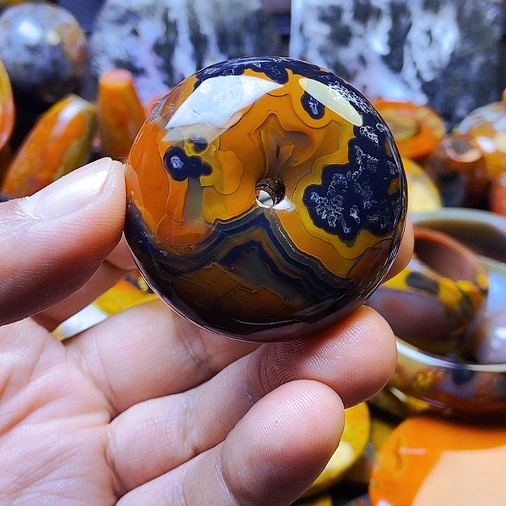 玛瑙/玉髓颈饰未镶嵌美**人