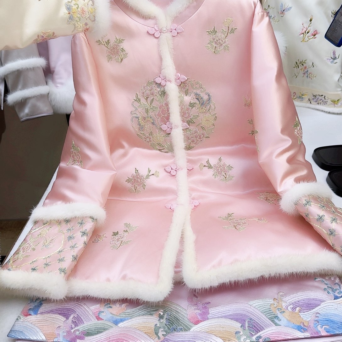 织绣真丝粉色羽绒服 对襟