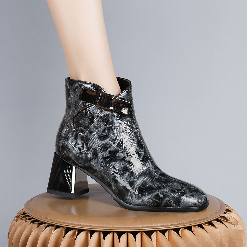 妮彩诗2023年英伦风职靴子通勤百搭粗跟短靴压花黑色绒里时尚8525