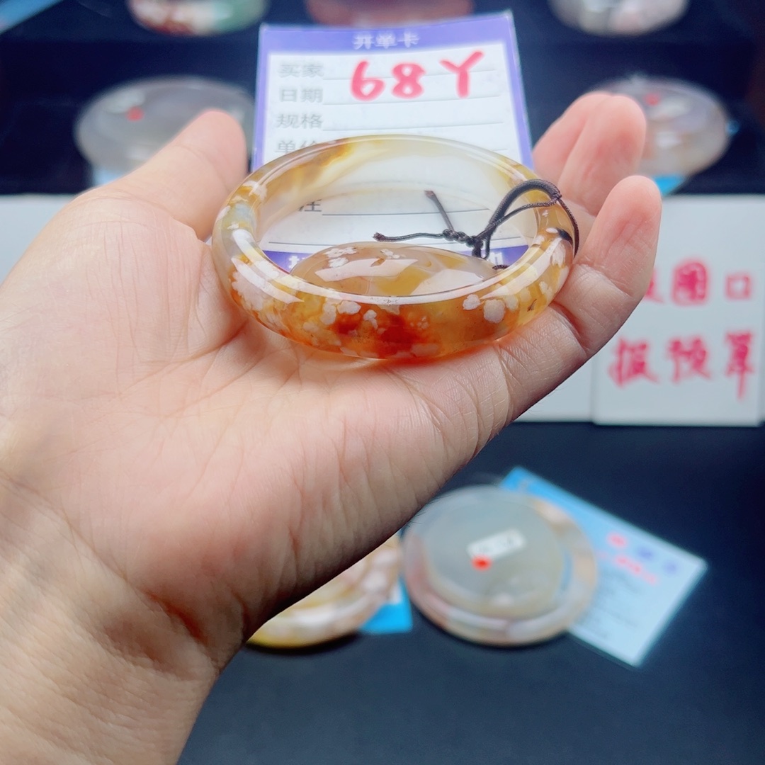 石英质玉手镯未镶嵌给***烟