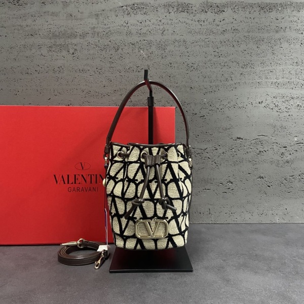 妃鱼/华伦天奴/95新/包包/市场价17900/250120RN0002