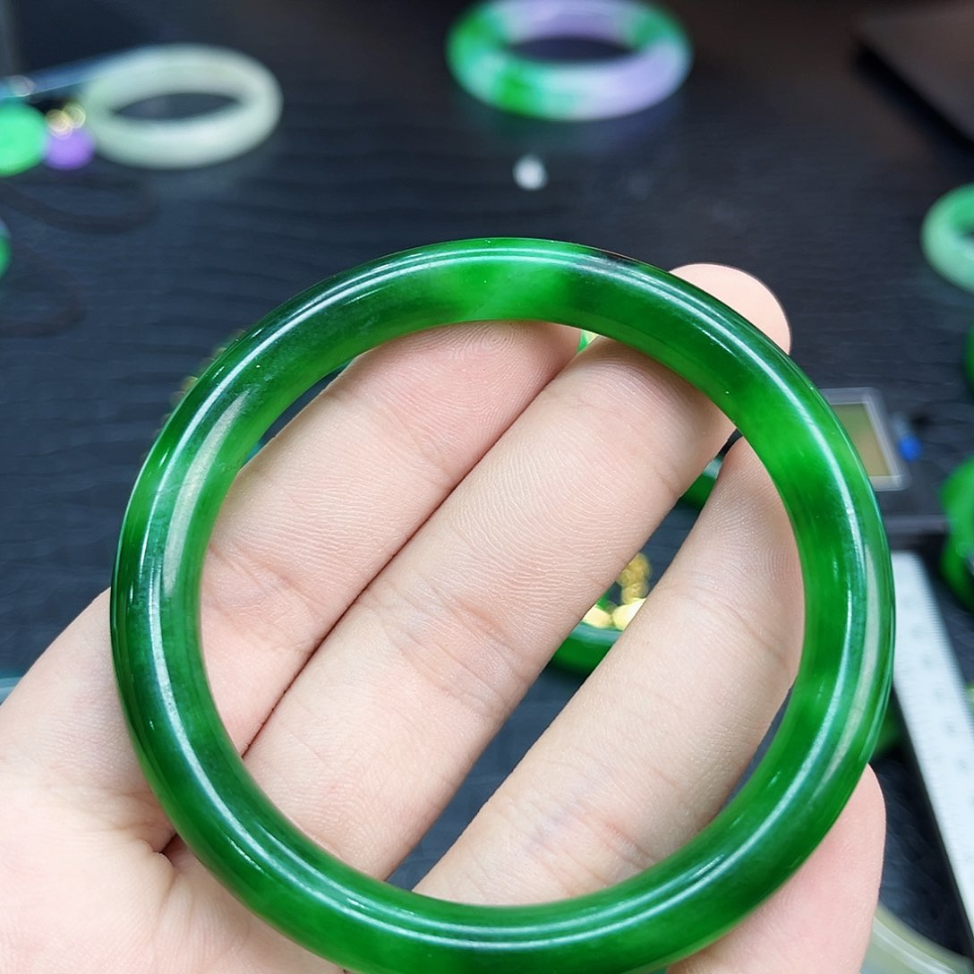 翡翠手镯未镶嵌多样性