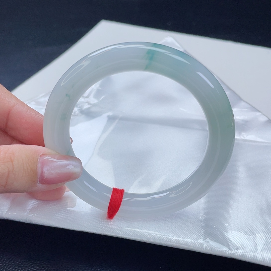 翡翠手镯未镶嵌翡翠