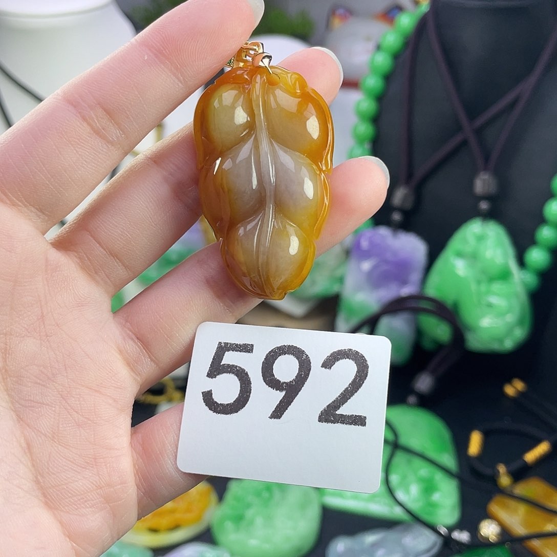 翡翠未镶嵌吊坠(赠链)
