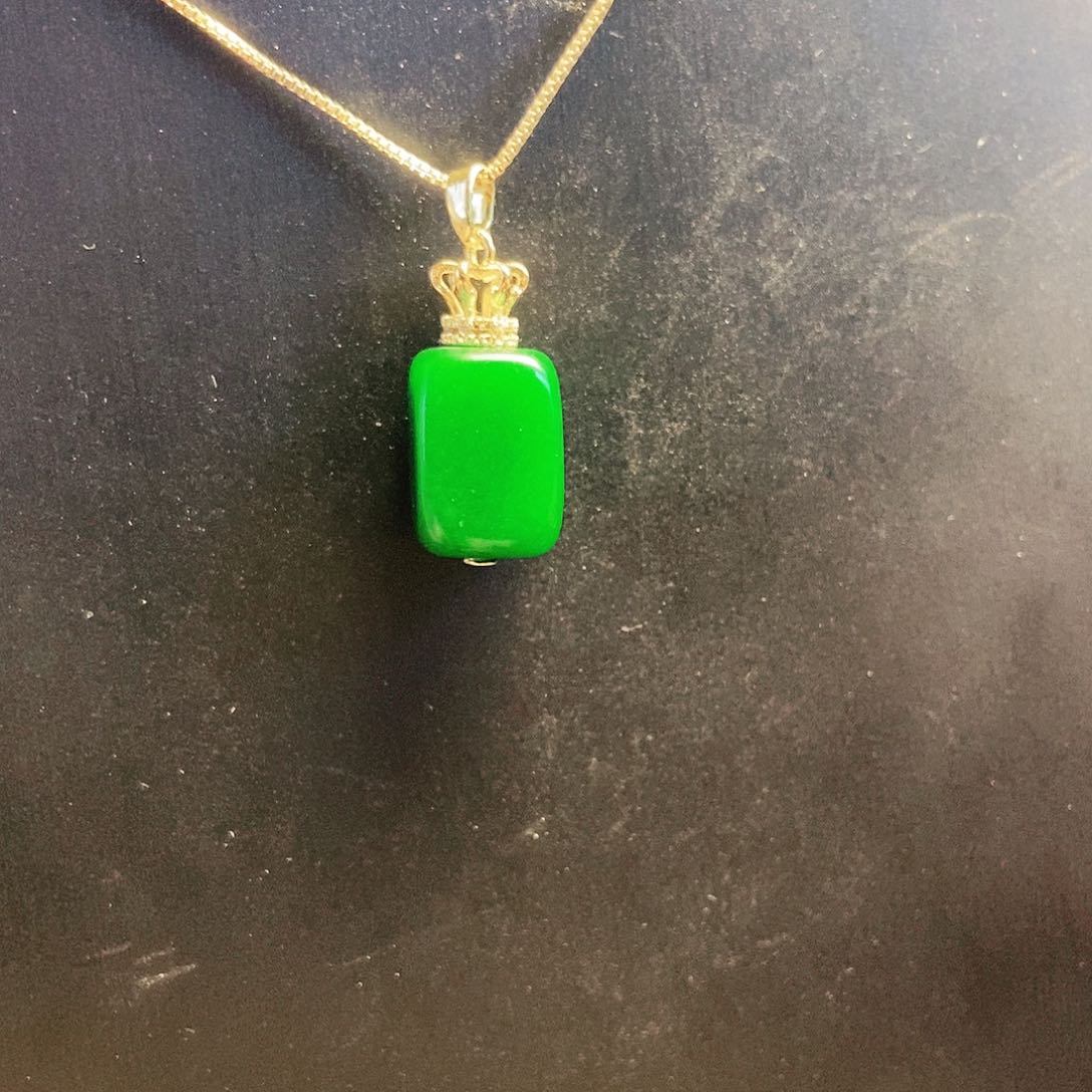 翡翠18K金镶嵌颈饰吊坠