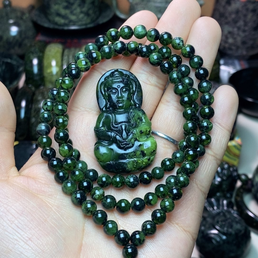 吴***喜蛇纹石玉未镶嵌项链