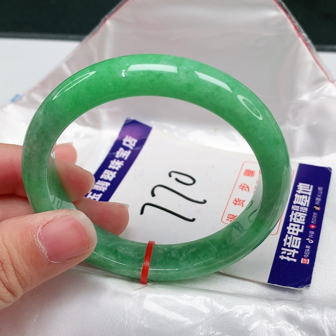 翡翠手镯未镶嵌翡翠