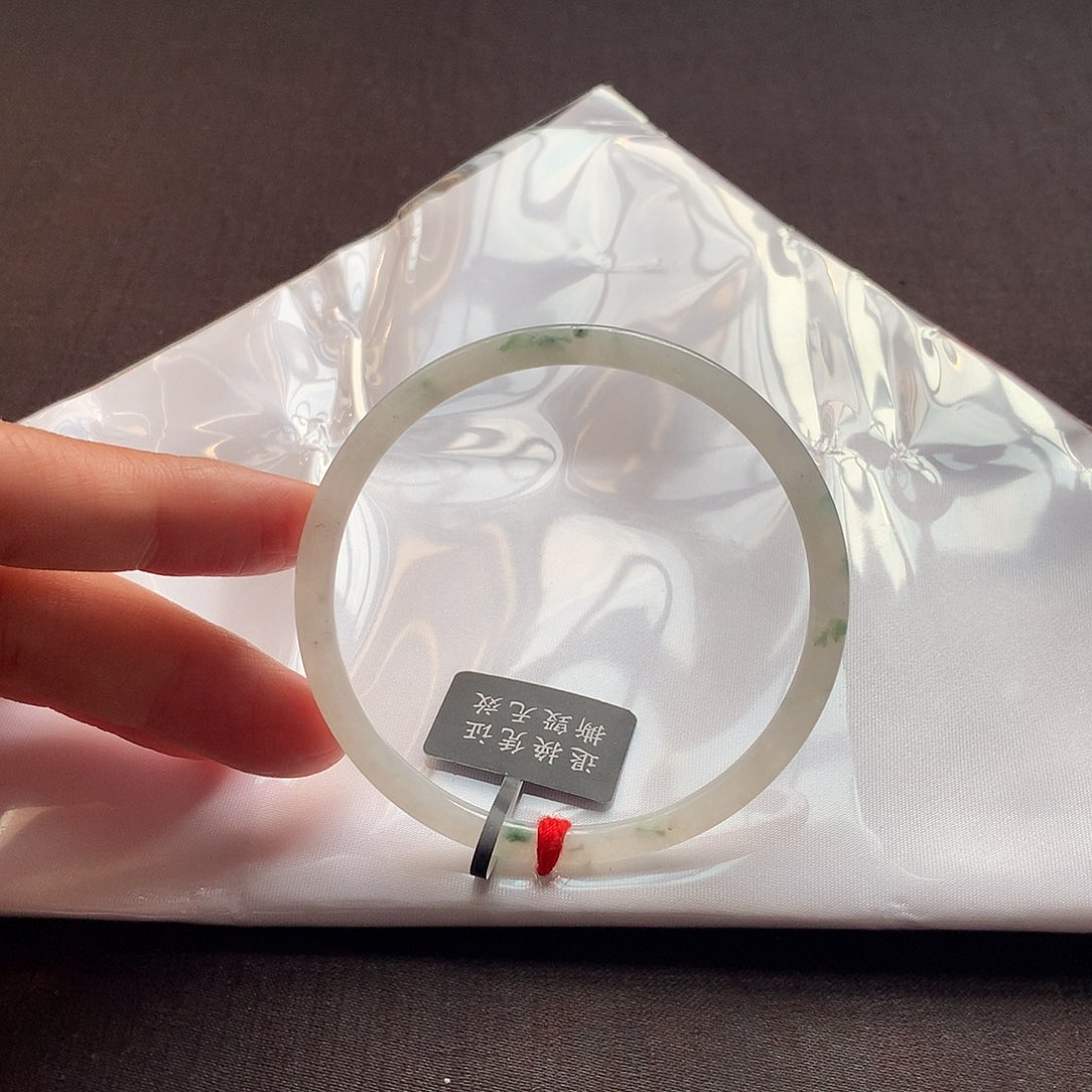 Y***e翡翠未镶嵌手镯56瑕疵漏