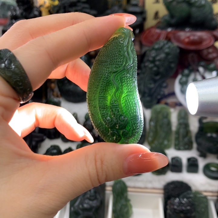 蛇纹石玉未镶嵌颈饰