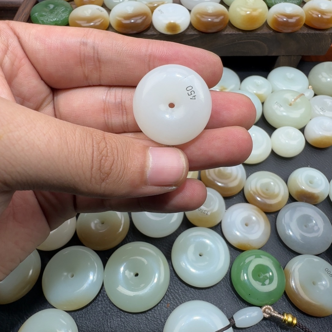 s***y和田玉（糖玉）未镶嵌颈饰