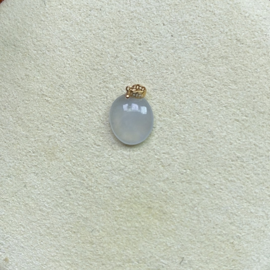 米***咻翡翠18K金镶嵌颈饰蛋面