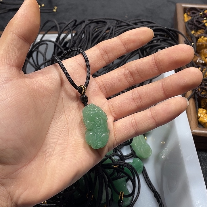 L***a黑曜岩合金颈饰东陵玉