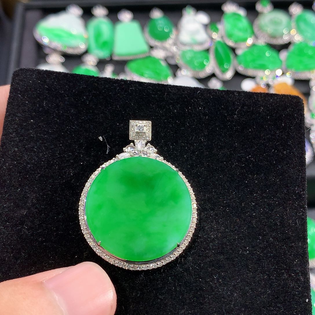 翡翠18K金镶嵌颈饰