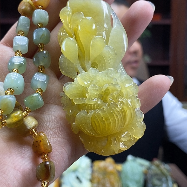 蛇纹石玉未镶嵌颈饰