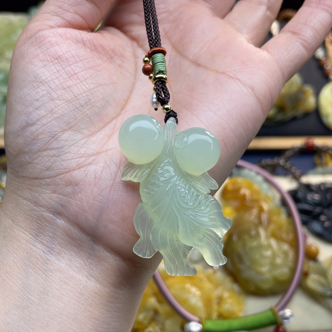 蛇纹石玉颈饰未镶嵌