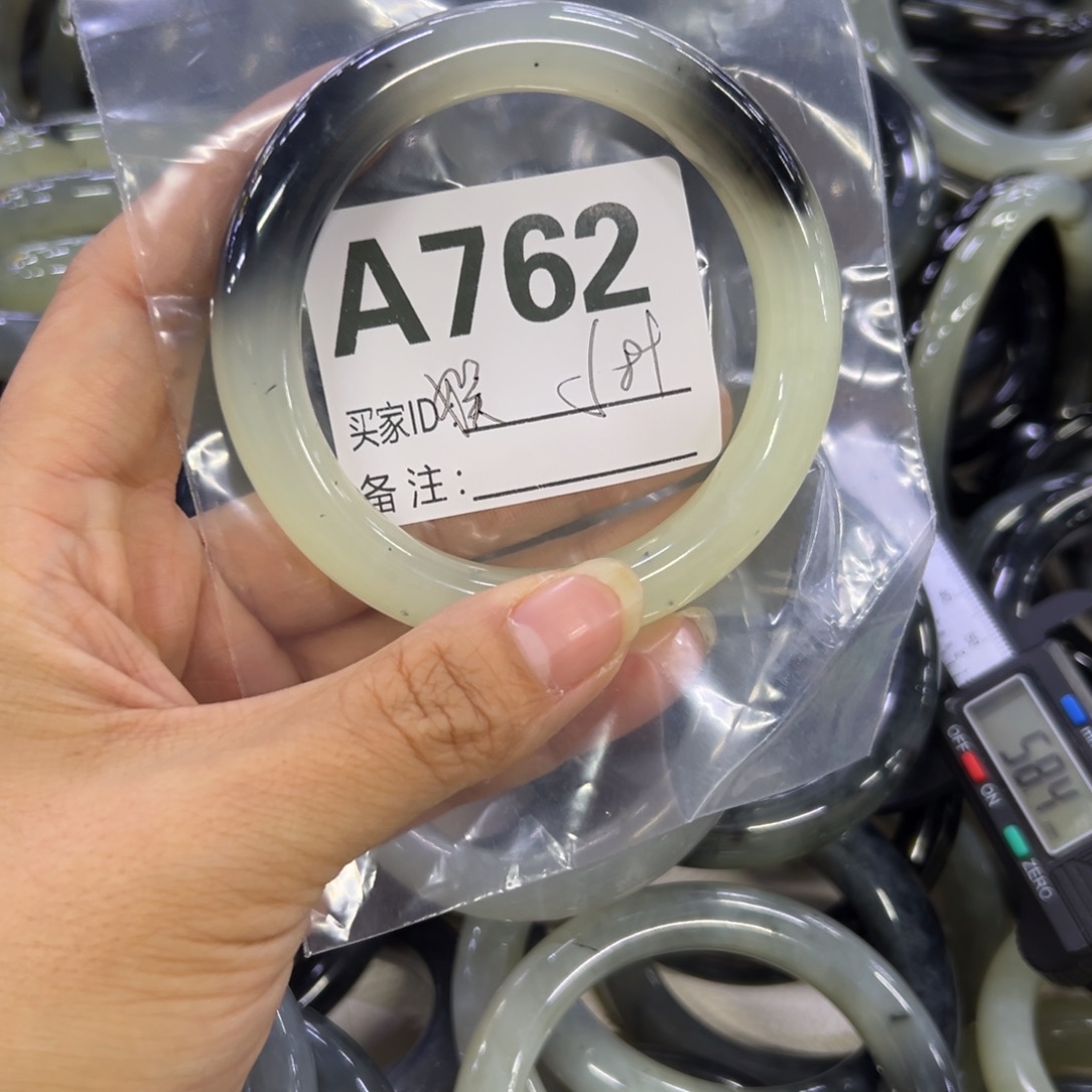 娱***儿蛇纹石玉未镶嵌手镯