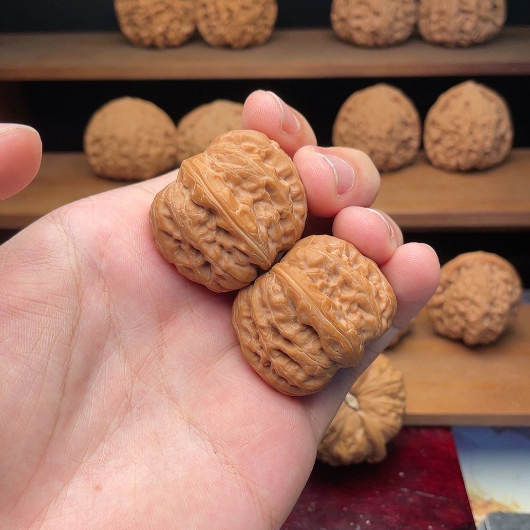 文玩核桃把件37山地红皮平谷元宝