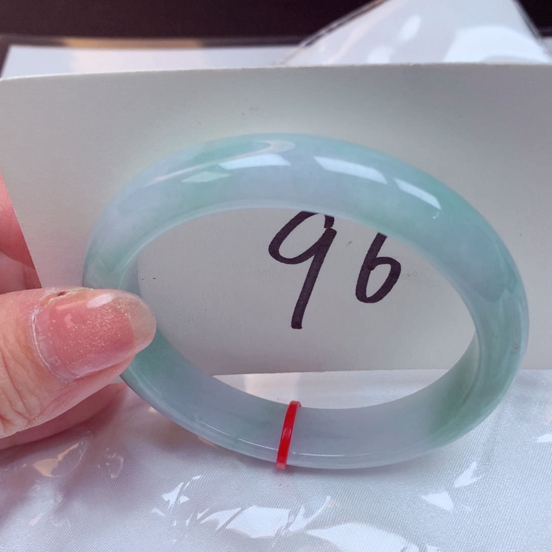 翡翠手镯未镶嵌翡翠